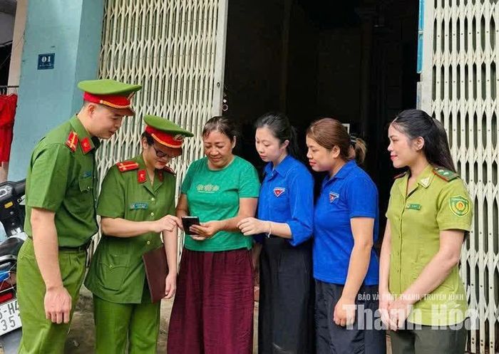 Đoàn thanh niên và Công an xã Hồi Xuân thực hiện chiến dịch “Mùa hè số cùng VNeID”.