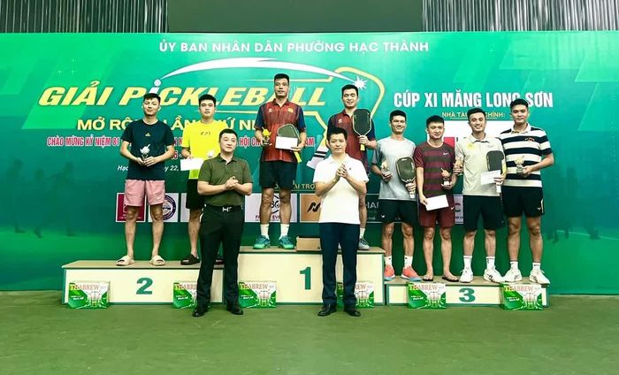 Ban Tổ chức và nhà tài trợ trao thưởng cho các VĐV giành giải ở nội dung 6.0 Open.