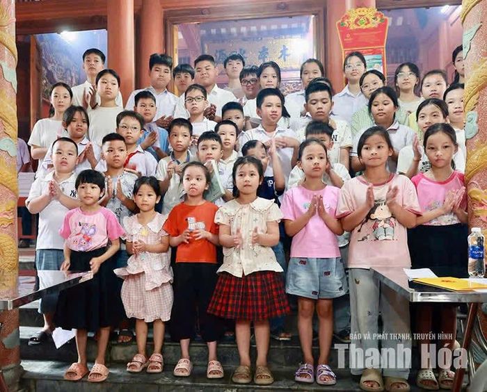 Con cháu dòng họ Lê làng Kiến Hưng (xã Thiệu Hóa) được tuyên dương, khen thưởng nhân dịp giỗ tổ.