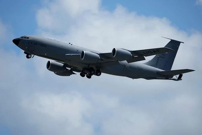 Máy bay KC-135 tiếp nhiên liệu cho tiêm kích F-16. Ảnh: AP.