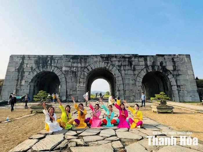Du khách chụp ảnh lưu niệm tại Thành Nhà Hồ. Ảnh: Bảo Ngọc