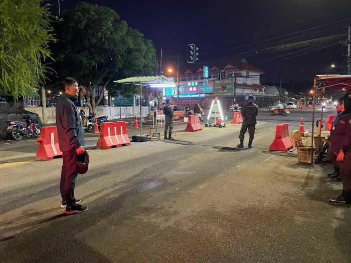 Lực lượng đặc nhiệm thuộc quân đội Thái Lan thông báo áp dụng lệnh giới nghiêm trên toàn tỉnh Narathiwat từ 22 giờ 15 phút ngày 22/8 đến 6 giờ sáng 23/8. Ảnh: ThaiPBS World.
