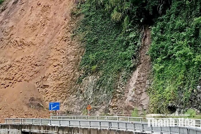 Lực lượng chức năng khuyến cáo người dân không lưu thông qua cầu Tài Chánh do nguy cơ sạt lở tiếp tục xảy ra.