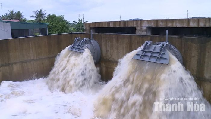 Trạm bơm Cống Trổ, xã Hoạt Giang vận hành 24/24 giờ để tiêu úng.