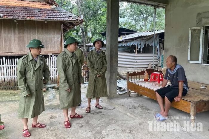 Lãnh đạo xã Hiền Kiệt vận động người dân sơ tán đến nơi an toàn.