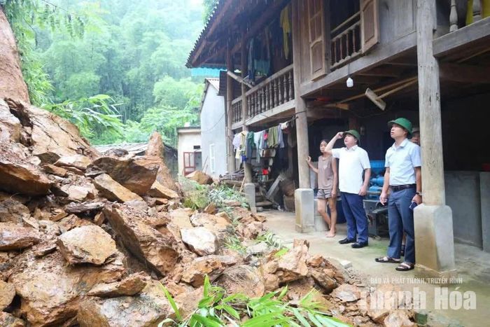 Lãnh đạo xã Mường Mìn kiểm tra tình hình sạt lở tại các hộ gia đình ở bản Bơn.