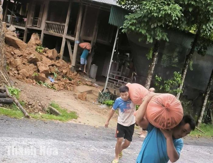 Lực lượng chức năng hỗ trợ người dân di dời nông sản.