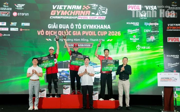 Ban Tổ chức trao giải cho các vận động viên giành thứ hạng Nhất, Nhì, Ba nội dung hạng Cầu trước.