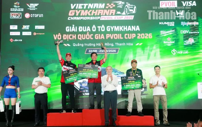 Ban Tổ chức trao giải cho các vận động viên giành thứ hạng Nhất, Nhì, Ba nội dung hạng Cầu sau/hai cầu.