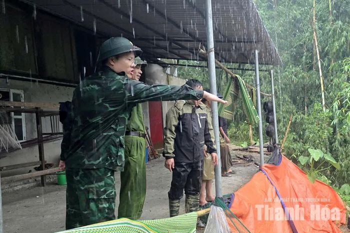 Lục lượng công an, bộ đội biên phòng sẵn sàng ứng phó với các tình huống khẩn cấp xảy ra.