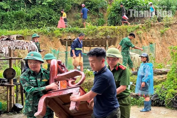 Lực lượng chức năng hỗ trợ di dời tài sản của người dân đến nơi an toàn.