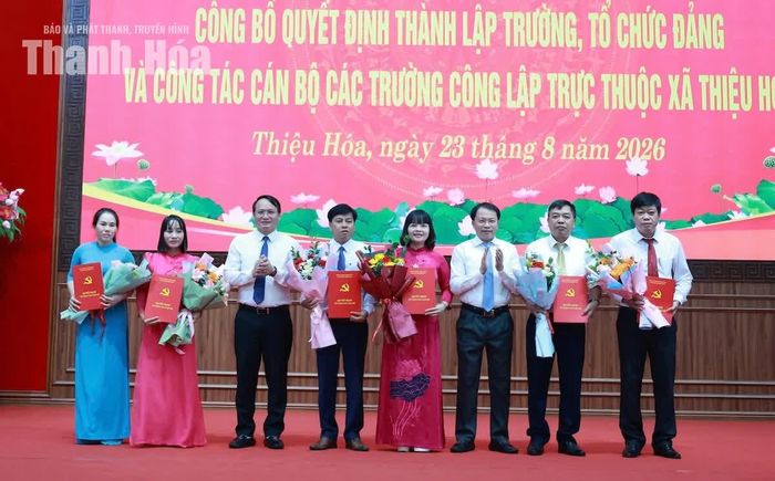 Lãnh đạo xã Thiệu Hóa trao quyết định bổ nhiệm hiệu trưởng các trường học sau sắp xếp.
