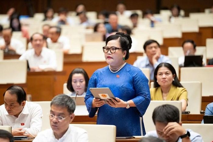 Đại biểu Nguyễn Thị Sửu – Đoàn đại biểu Quốc hội Thành phố Huế đóng góp ý kiến tại phiên họp. Ảnh: Cổng thông tin điện tử Quốc hội.