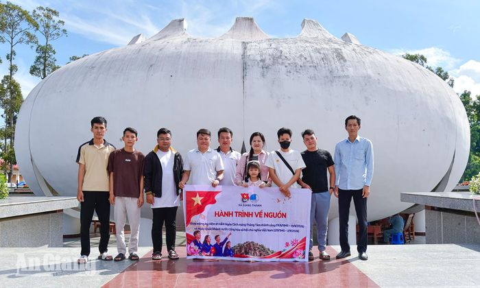 Đoàn viên, thanh niên xã Giang Thành thăm Di tích lịch sử cách mạng cấp Quốc gia nhà mồ Ba Chúc, xã Ba Chúc.