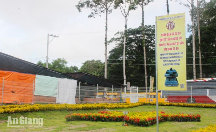 Cảnh quan tại Di tích Gò Sáu Thuận được trồng hoa, vệ sinh sạch, đẹp.