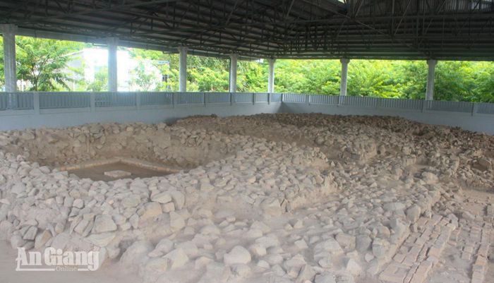 Di tích Gò Út Trạnh được phát hiện và đào thám sát vào năm 2010. Sau đó, vào năm 2011 và năm 2019, Viện Khoa học xã hội vùng Nam Bộ tiến hành khai quật toàn bộ.
