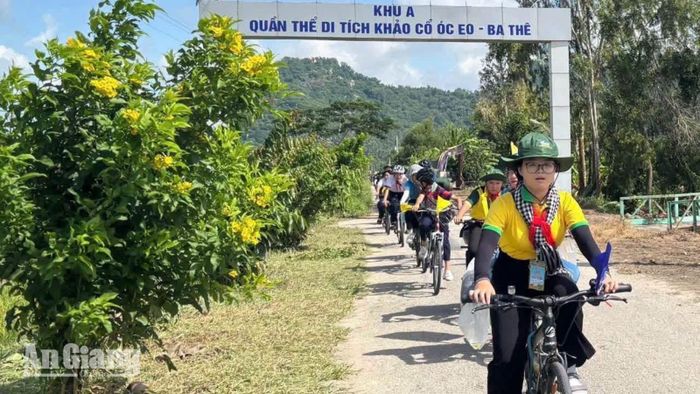 Đoàn viên, thanh niên trải nghiệm giáo dục di sản tại Nhà trưng bày Văn hóa Óc Eo.