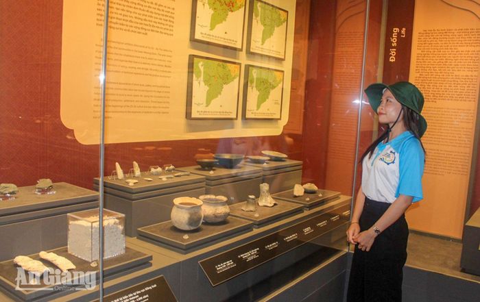 Du khách tham quan Nhà trưng bày Văn hóa Óc Eo.