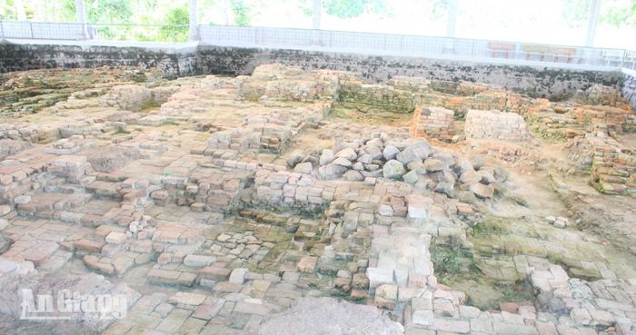 Di tích kiến trúc tôn giáo - tín ngưỡng - Gò Cây Thị A. Điểm đáng chú ý trong kiến trúc này là gạch đều được xếp theo hình chữ Vạn.