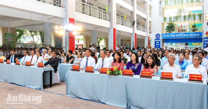 Đại biểu tham dự lễ.