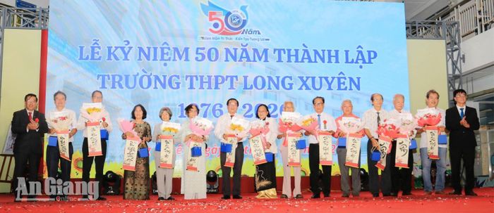 Tặng quà tri ân giáo viên qua các thời kỳ.
