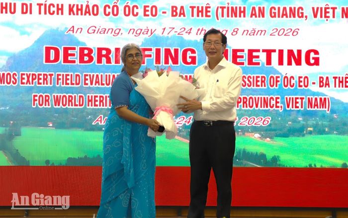 Phó Chủ tịch UBND tỉnh An Giang Lê Văn Phước tặng hoa và quà lưu niệm cho Tiến sĩ Rima Hooja.