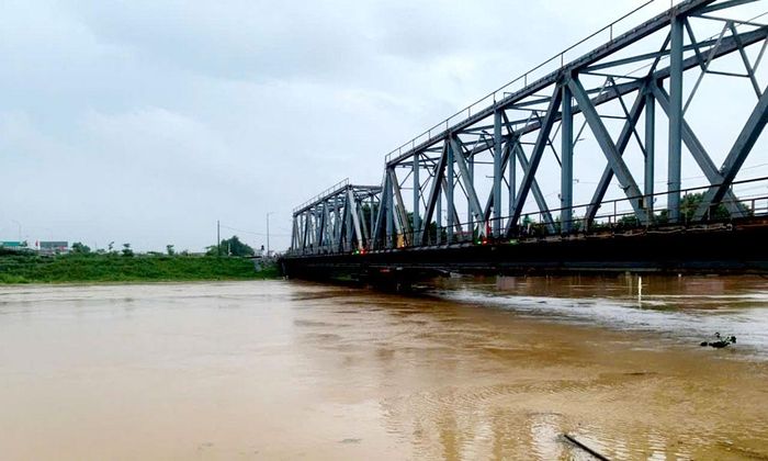 Hồi 4 giờ ngày 23/8, lũ trên sông Thương tại trạm thuỷ văn Phủ Lạng Thương ở mức trên báo động 2. (Ảnh chụp 6 giờ ngày 23/8).