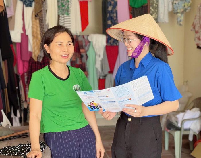  Cán bộ Bảo hiểm xã hội tỉnh tư vấn cho lao động tự do. 