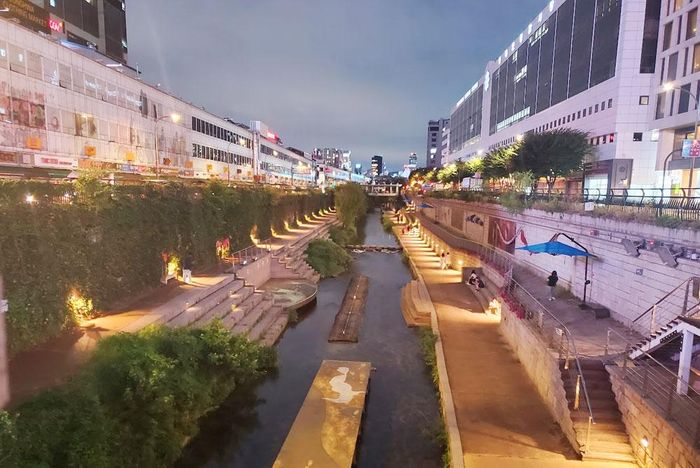  Suối nhân tạo Cheonggyecheon. 