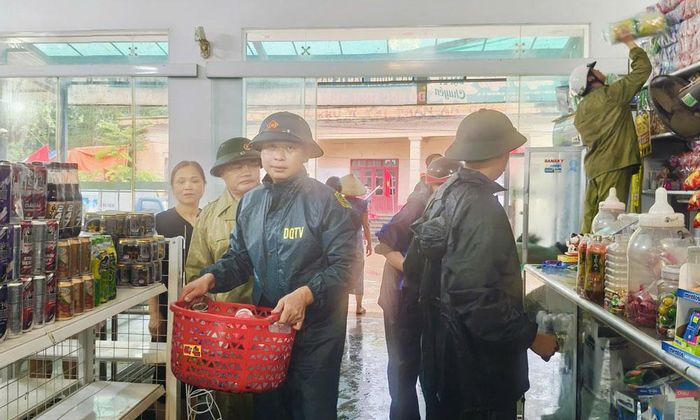  Lực lượng dân quân tự vệ xã Sơn Động phối hợp giúp người dân di chuyển tài sản đến nơi an toàn. 