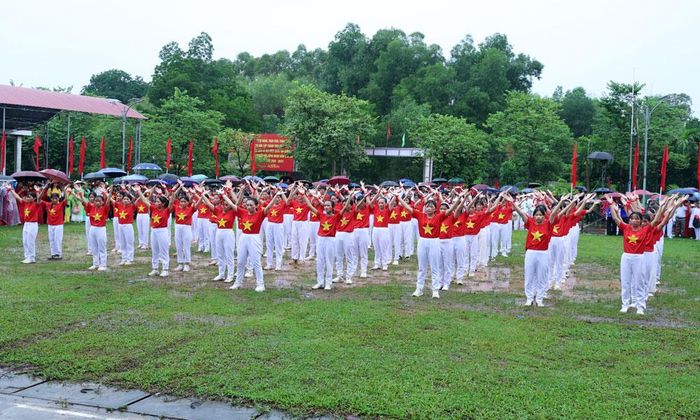Học sinh khối trung học cơ sở xã Đồng Kỳ đồng diễn tại Lễ khai mạc.