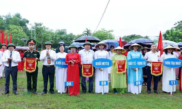 Đồng chí Trần Đăng Sâm (ngoài cùng bên trái), Tỉnh ủy viên, Trưởng Ban Pháp chế HĐND tỉnh cùng lãnh đạo xã Đồng Kỳ tặng cờ lưu niệm cho các đoàn tham gia Đại hội.