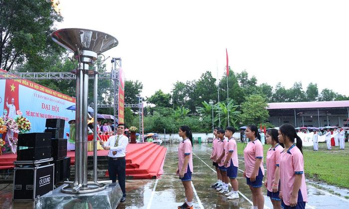 Đồng chí Nguyễn Văn Tuyền, Bí thư Đảng ủy, Chủ tịch HĐND xã Đồng Kỳ thắp lửa truyền thống tại Lễ khai mạc,