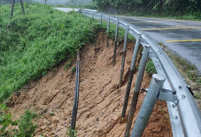  Quốc lộ 279 qua địa bàn xã An Lạc bị sạt lở tại Km56+00. 