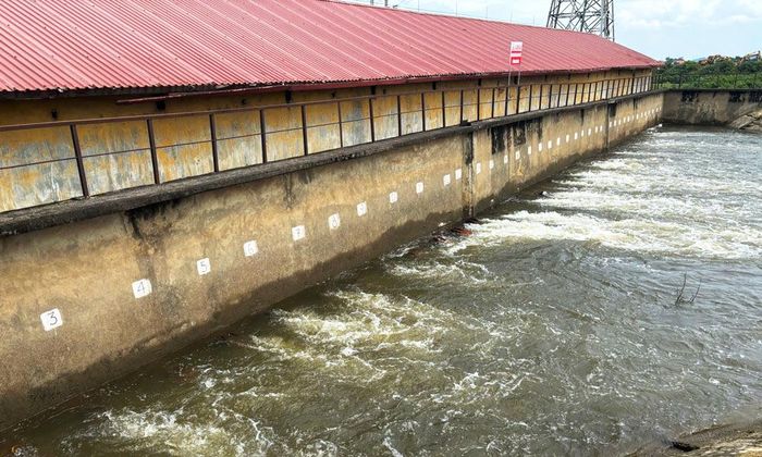  Trạm bơm Ngọ Khổng số 1 thuộc Xí nghiệp Khai thác công trình thủy lợi Hiệp Hòa vận hành hết công suất các máy bơm tiêu úng. 