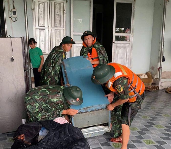  Cán bộ, chiến sĩ Ban Chỉ huy quân sự phường Chũ và Trung đoàn 95, Sư đoàn 325 giúp Nhân dân di chuyển tài sản đến nơi an toàn. 