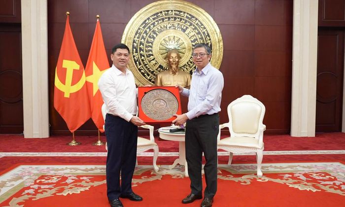 Bí thư Tỉnh ủy Nguyễn Hồng Thái tặng Đại sứ Phạm Thanh Bình sản phẩm gốm Phù Lãng mang biểu trưng 8 di sản của tỉnh Bắc Ninh được UNESCO ghi danh, công nhận. 