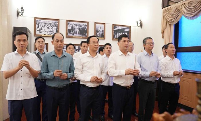  Bí thư Tỉnh ủy Nguyễn Hồng Thái và Đoàn công tác dâng hương tưởng niệm Chủ tịch Hồ Chí Minh tại Đại sứ quán. 