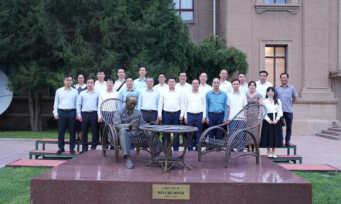  Bí thư Tỉnh ủy Nguyễn Hồng Thái cùng Đoàn công tác chụp ảnh lưu niệm bên tượng Chủ tịch Hồ Chí Minh tại Đại sứ quán Việt Nam tại Trung Quốc. Bức tượng do đồng chí Tô Lâm trao tặng Đại sứ quán khi giữ cương vị Bộ trưởng Bộ Công an. 
