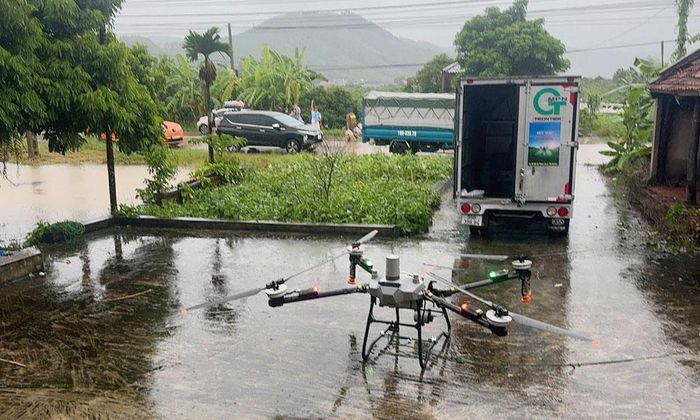 Thiết bị Drone do đội tình nguyện đưa đến phục vụ công tác cứu trợ thôn Đồng Mạ.