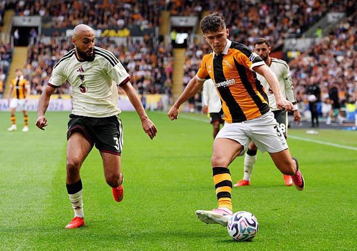 Noussair Mazraoui có trận đấu không tốt trước Hull. Ảnh: Getty Images.