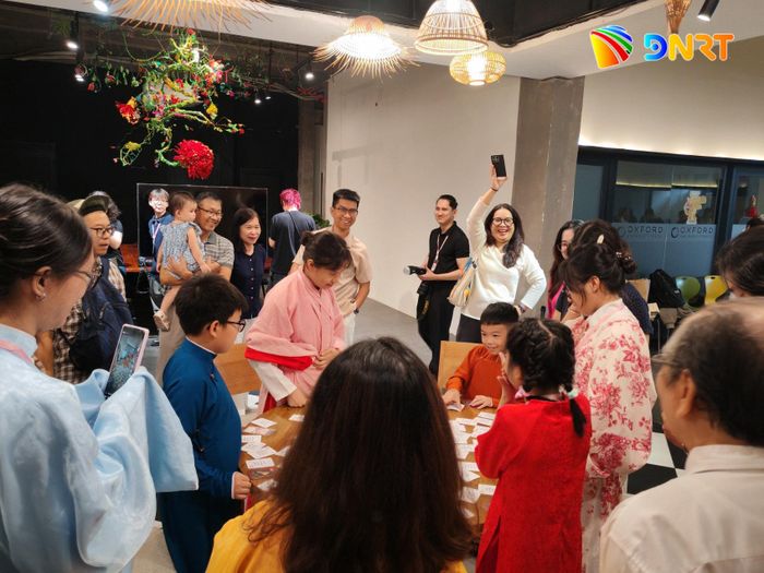 Các em nhỏ hào hứng với trò chơi Đấu Kiều tại triển lãm, với luật chơi là người chủ trò đọc một câu Kiều và các em sẽ phải tìm lá bài có mặt sau in câu Kiều tiếp nối câu của chủ trò. Ảnh: H.D.