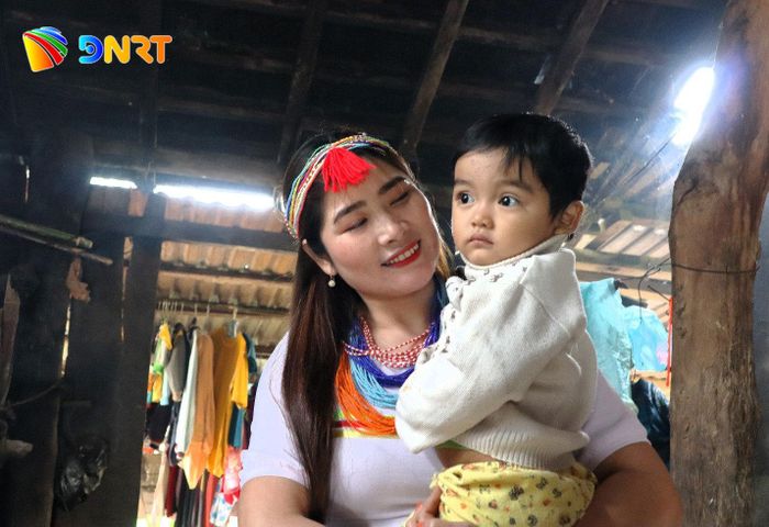 Những người mẹ trẻ giờ ít ai biết hát ru con. Trong ảnh: Một người mẹ dân tộc Cor ở xã Trà Liên ru con bằng... nụ cười. Ảnh: N.H