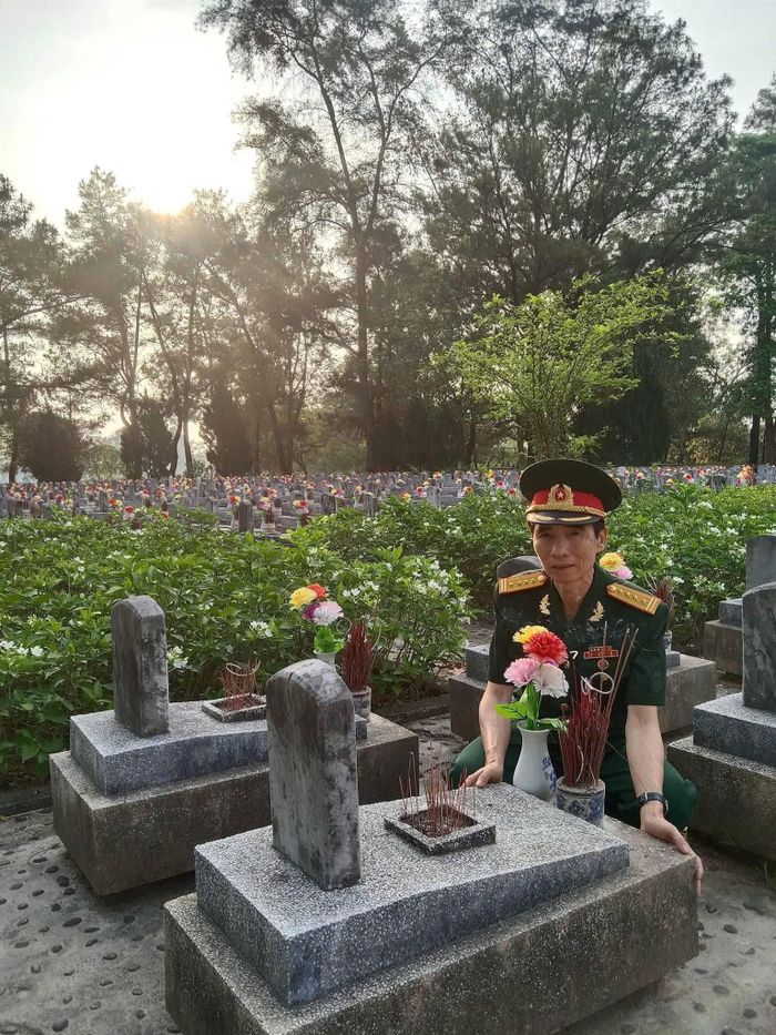 Đại tá - Nhà thơ Nguyễn Hữu Quý viếng nghĩa trang liệt sĩ Trường Sơn. Ảnh: NVCC