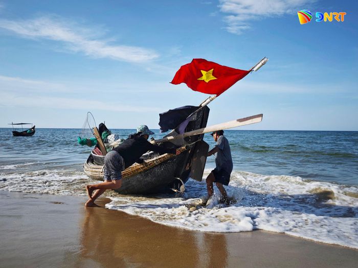 Lá cờ bên biển Vĩnh Thanh (Huế). Ảnh: N.N