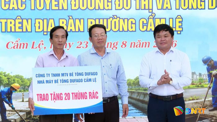 Doanh nghiệp trao tặng 20 thùng rác cho các hộ dân có hoàn cảnh khó khăn trên địa bàn phường Cẩm Lệ. Ảnh: HOÀN VŨ