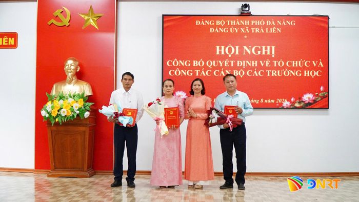 Xã Trà Liên công bố các quyết định kiện toàn trường học và các chức danh lãnh đạo chủ chốt của các trường. Ảnh: Lệ Tú