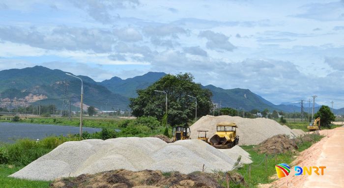 Trên công trường, nhà thầu đã tập kết 8.000m³ đá cấp phối, song vẫn còn thiếu 25.000m³ nữa. Ảnh: CÔNG TÚ - PHI THÀNH