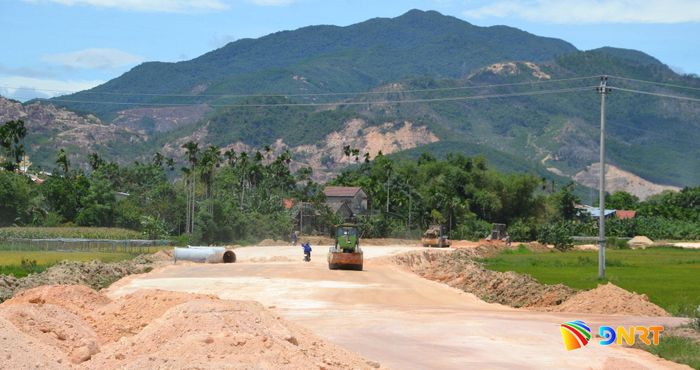 Thi công nền đường qua xã Nam Phước. Ảnh: CÔNG TÚ