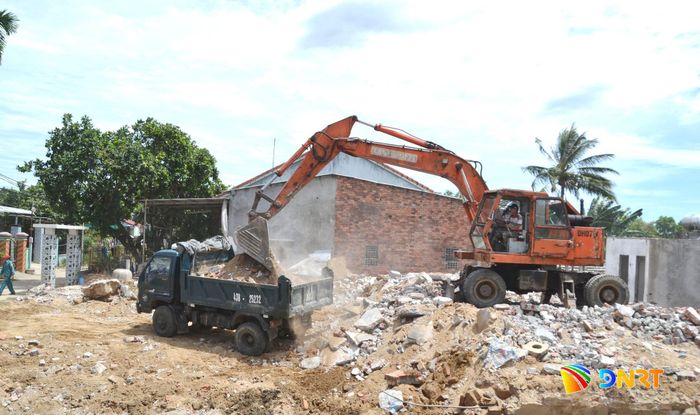 Phá dỡ nhà để bàn giao mặt bằng sạch cho nhà thầu. Ảnh: CÔNG TÚ - PHI THÀNH